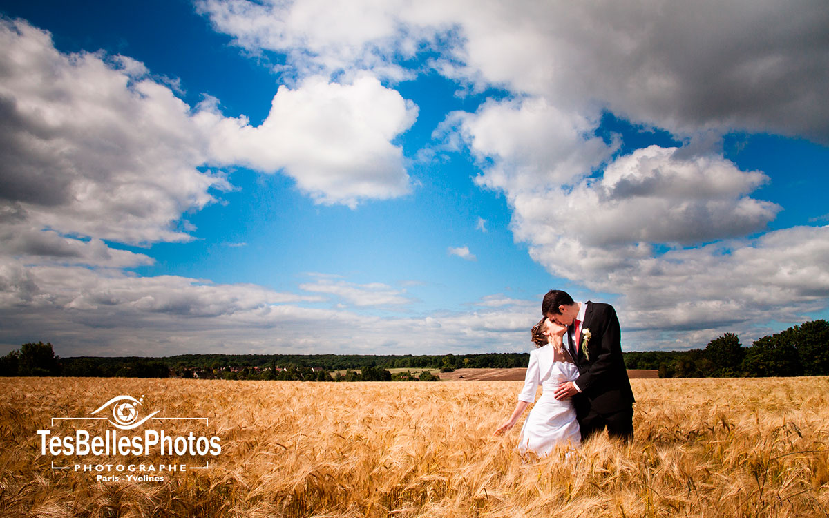 Couple de mariés lors d'une séance photo romantique dans un champ de blé à Lannion, photographe de mariage