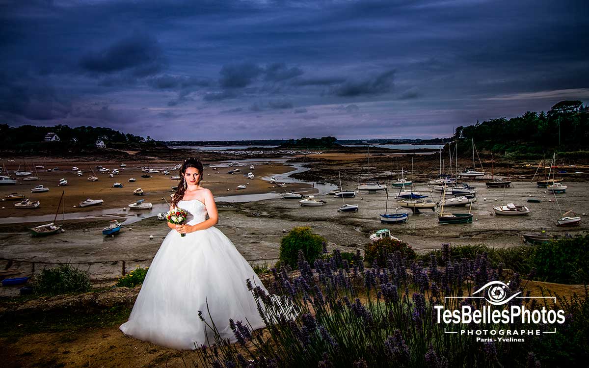 Séance photo de couple de mariés au bord de la mer à Saint-Pol-de-Léon, photographe de mariage professionnel