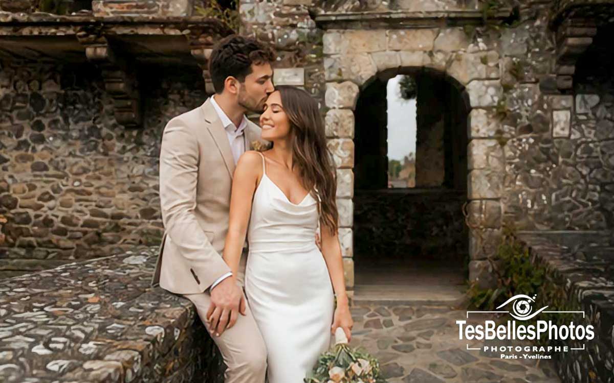 Couple de mariés à Fougères – photo naturelle et authentique