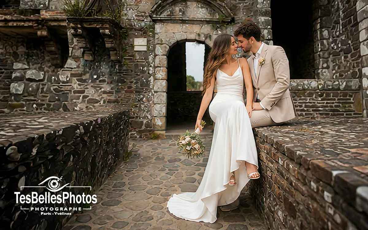 Couple de mariés à Fougères – moment complice capturé naturellement