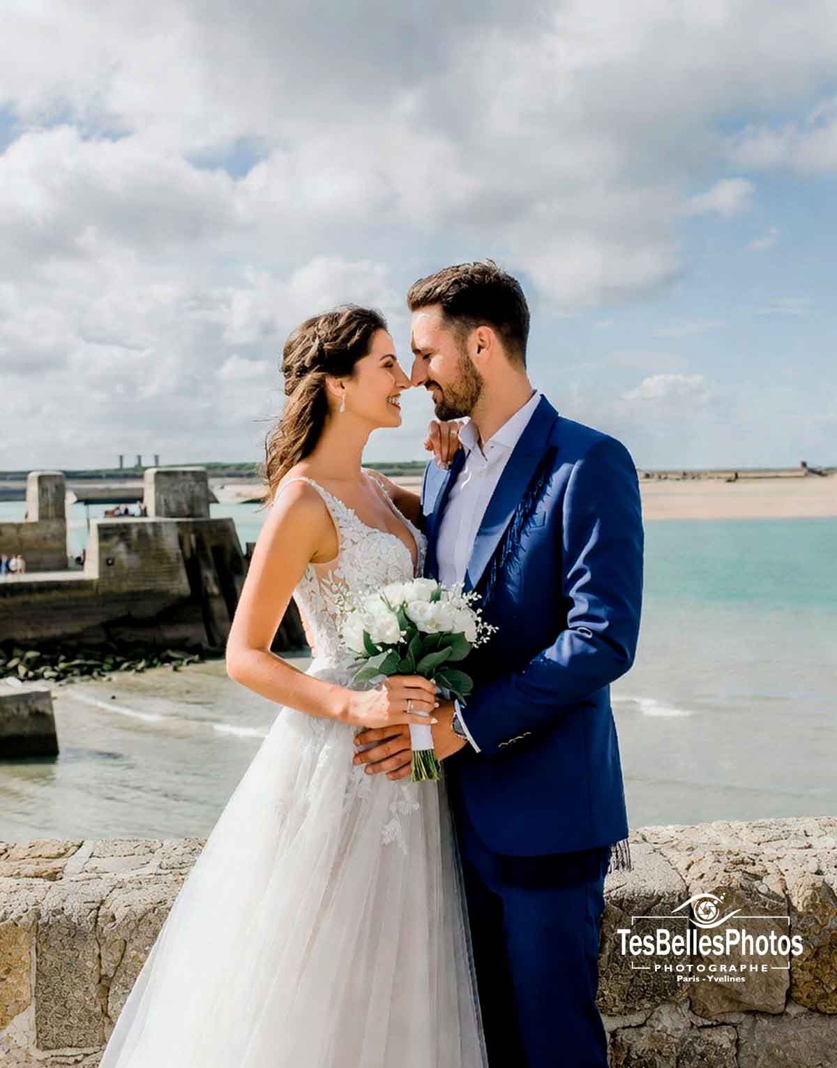 Photo de mariage naturelle à Rennes – regard complice des mariés