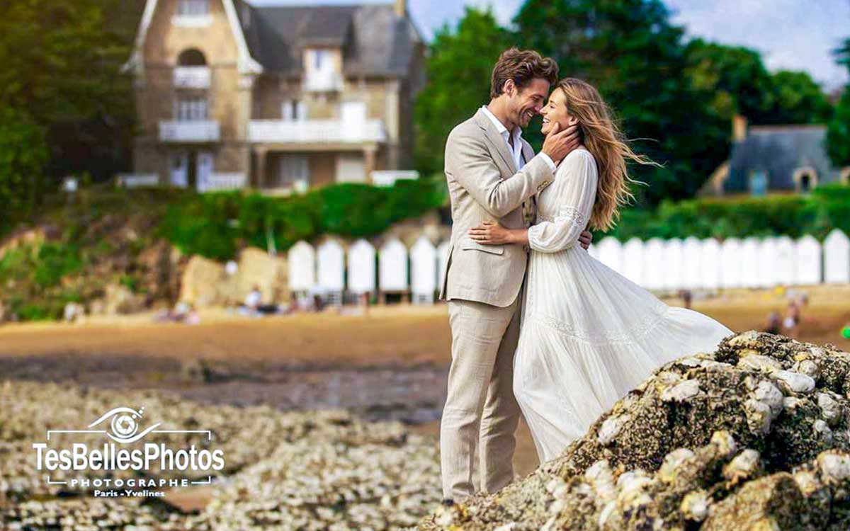 Séance couple à Saint-Briac-sur-Mer – mariés complices en photo naturelle