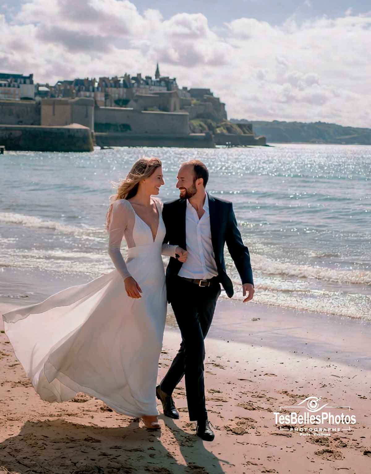 Photo de mariage naturelle à Saint-Malo – regard complice des mariés