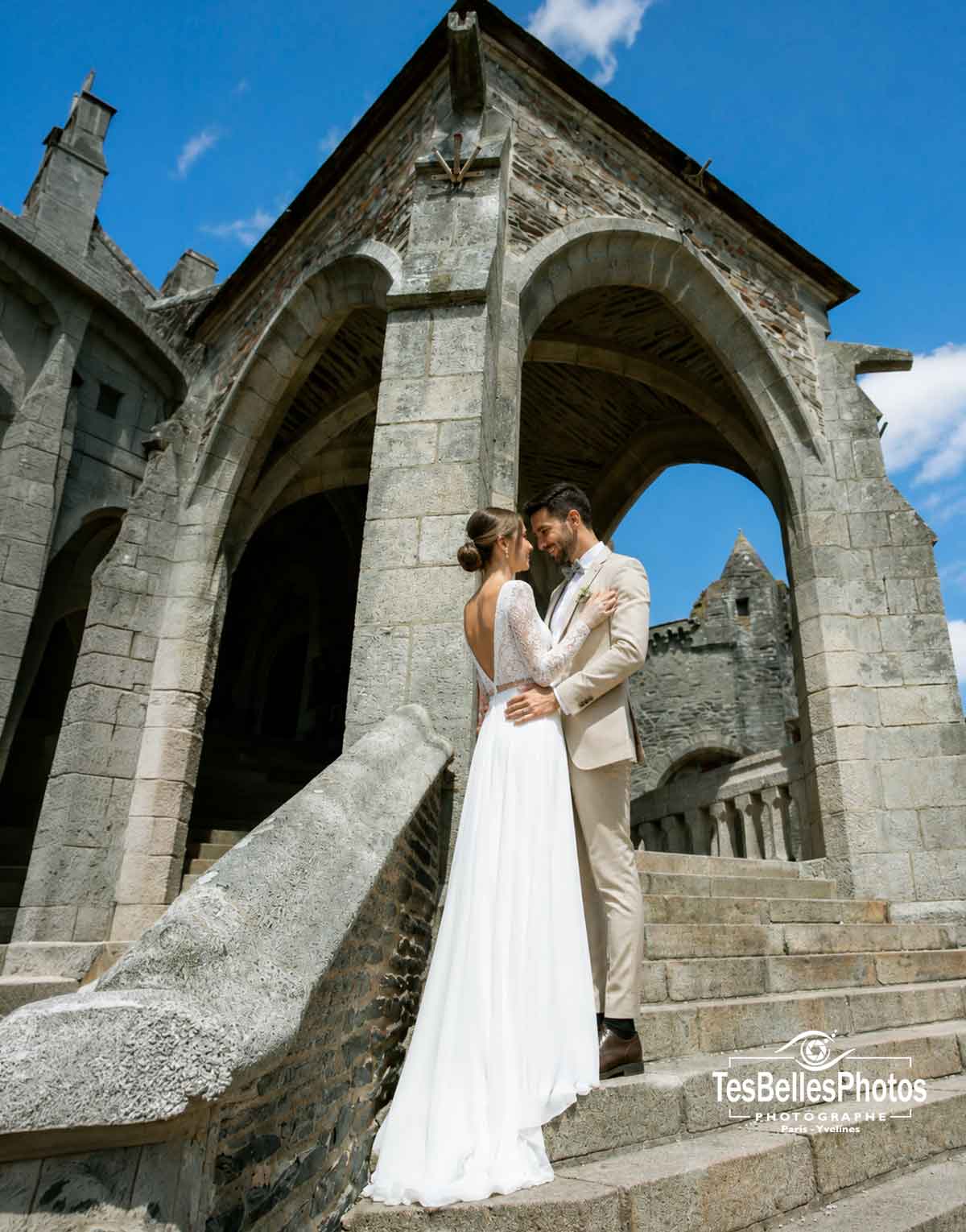 Photographe mariage Vitré – couple au Château de Vitré en photo naturelle