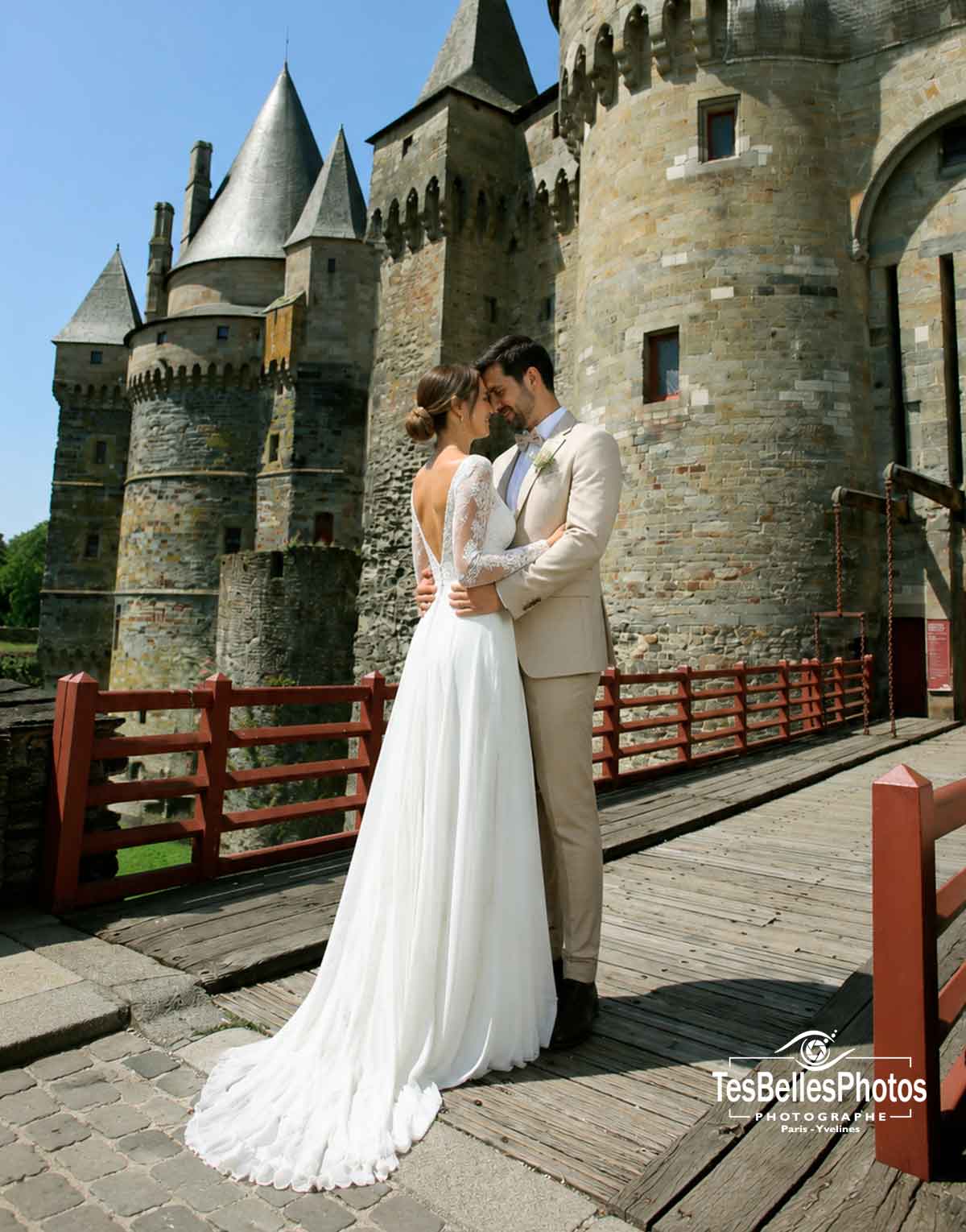 Photographe mariage Vitré – couple devant la porte du Château de Vitré