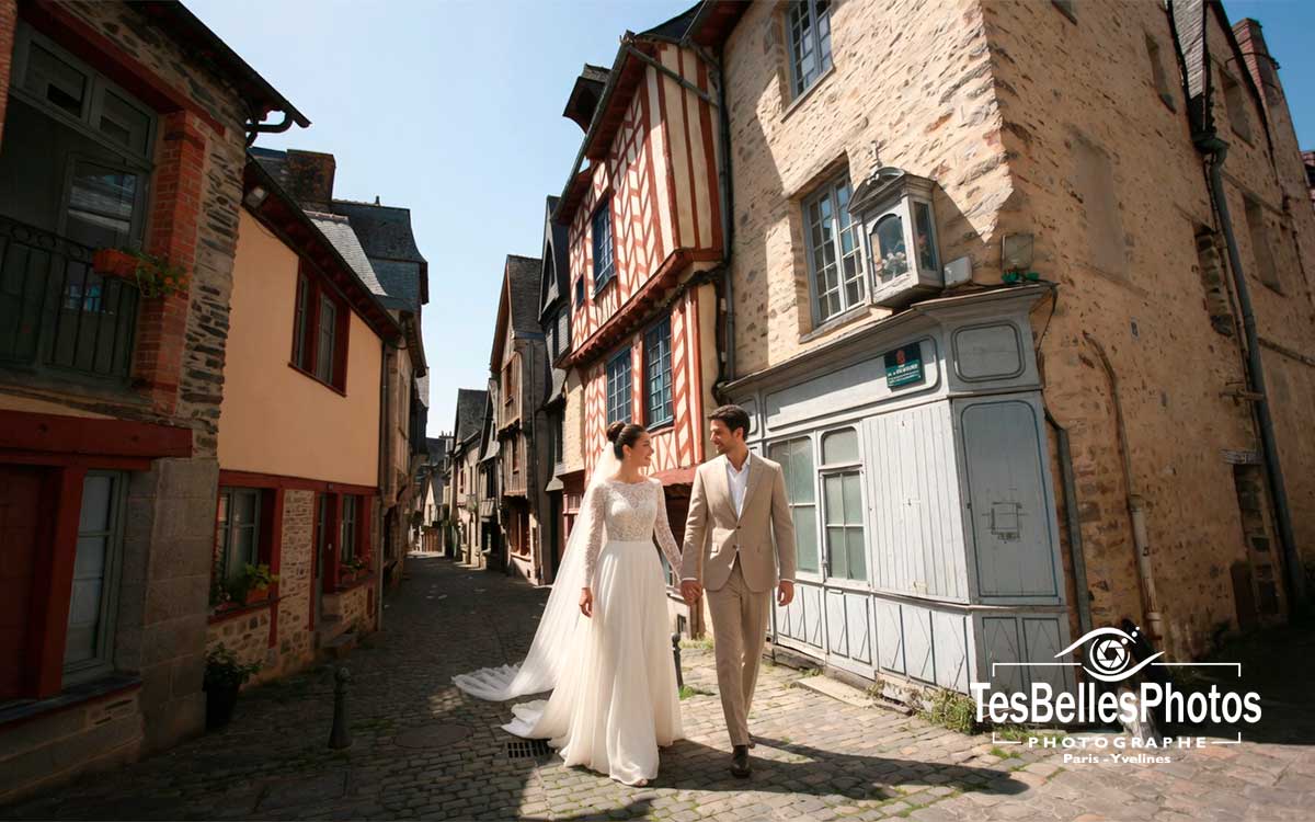 Photographe mariage Vitré – couple de mariés dans une ruelle historique de la vieille ville