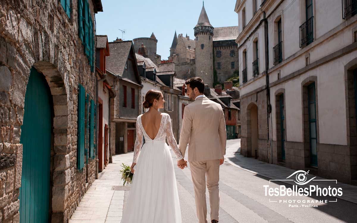 Photographe mariage Vitré – couple de mariés dans une ruelle de Vitré
