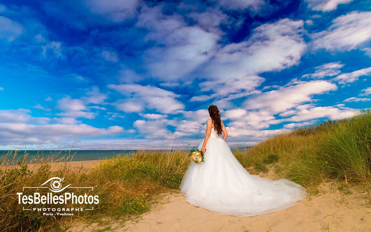 Couple de mariés lors d'une séance photo romantique dans un champ de blé à l'Île-d’Arz, photographe de mariage